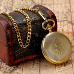 Reloj de bolsillo automático dorado con números romanos