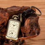 Reloj de bolsillo de bronce con llavero