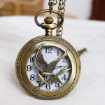 Reloj de bolsillo de cuarzo color bronce con ave calada