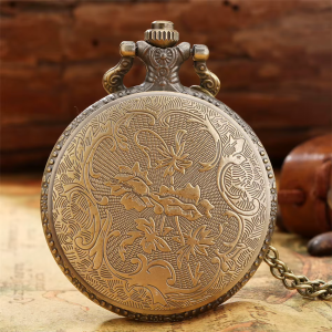 Reloj de bolsillo de cuarzo con búho en relieve
