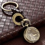 Reloj de bolsillo de cuarzo con ciervo en relieve