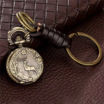 Reloj de bolsillo de cuarzo con ciervo en relieve
