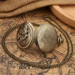 Reloj de bolsillo de cuarzo con dos lobos, acabado bronce