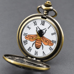 Reloj de bolsillo de cuarzo en bronce con insecto en relieve