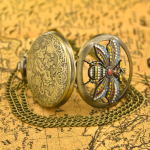 Reloj de bolsillo de cuarzo en bronce con insecto en relieve