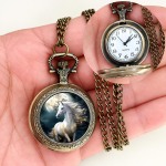 Reloj de bolsillo de cuarzo ilustrado — Caballo, metal bronce dorado