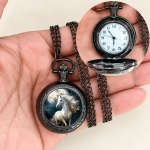 Reloj de bolsillo de cuarzo ilustrado — Caballo, metal oscuro