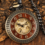 Reloj de bolsillo mecánico, acabado bronce y cifras romanas