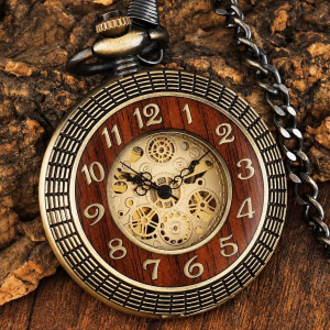 Reloj de bolsillo mecánico, acabado bronce y cifras romanas