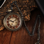 Reloj de bolsillo mecánico, acabado bronce y cifras romanas