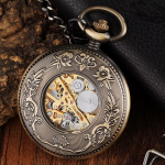 Reloj de bolsillo mecánico, acabado bronce y cifras romanas