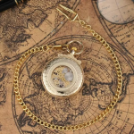 Reloj de bolsillo mecánico con esfera abierta en dorado