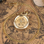 Reloj de bolsillo mecánico con esfera abierta en dorado