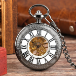 Reloj de bolsillo mecánico con números romanos y cadena