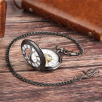 Reloj de bolsillo mecánico con números romanos y cadena