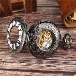 Reloj de bolsillo mecánico con números romanos y cadena