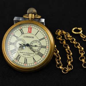 Reloj de bolsillo mecánico de cobre con números romanos