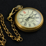 Reloj de bolsillo mecánico de cobre con números romanos