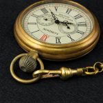 Reloj de bolsillo mecánico de cobre con números romanos