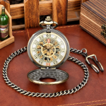 Reloj de bolsillo mecánico dorado con números romanos