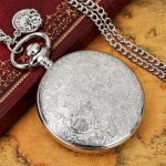Reloj de bolsillo plateado de cuarzo con números romanos