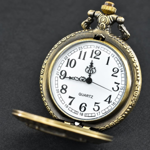 Reloj de bolsillo quartz antiguo con tapa floral
