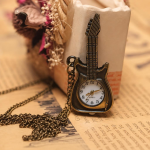 Reloj de bolsillo quartz con forma de guitarra eléctrica
