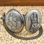 Reloj de bolsillo steampunk con coche antiguo