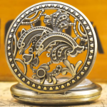 Reloj de bolsillo steampunk con delfines de latón