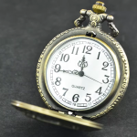 Reloj de bolsillo steampunk con dragón en relieve