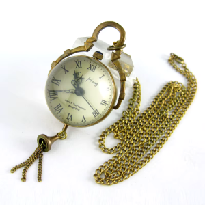 Reloj de bolsillo steampunk con números romanos