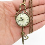 Reloj de bolsillo steampunk con números romanos