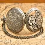 Reloj de bolsillo steampunk de latón con engranajes