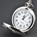 Reloj de bolsillo steampunk plateado de cuarzo