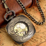Reloj de bolsillo vintage cuadrado con esfera calada