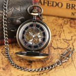 Reloj mecánico de bolsillo con esfera abierta y flores