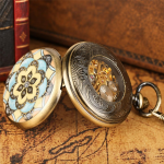 Reloj mecánico de bolsillo con esfera abierta y flores